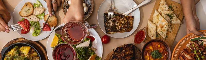 5 Ways to Host a Fun Family Get Together